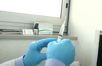 Проведение кодирования Вивитролом в Семилуках Шприц с Вивитролом в руках у врача